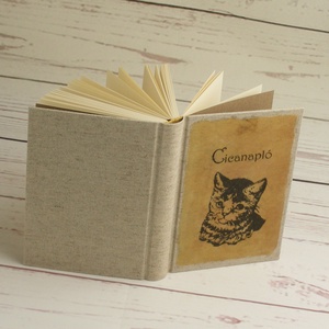 Kisméretű, régies hangulatú napló, jegyzetfüzet. Kilencféle vintage stílusú kép választható. Egyedi felirat, név kérhető - otthon & életmód - papír, írószer - jegyzetfüzet & napló - Meska.hu