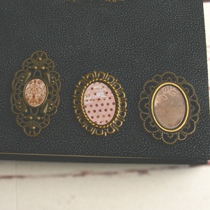 Sötétszürke napló, kézzel fűzött vintage stílusú emlékkönyv, notesz. Antracit bársonyos borító, bronz medalion képkeret  - otthon & életmód - papír, írószer - jegyzetfüzet & napló - Meska.hu