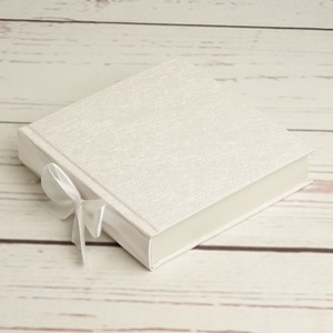 Fehér, kisméretű, négyzetes esküvői vendégkönyv, emlékkönyv esküvőre, nászajándék az ifjú párnak. Szatén szalag masnival - Meska.hu