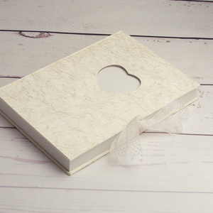 Fehér esküvői könyv, vendégkönyv, emlékkönyv. Krémfehér gyűrt selyem borító, szív alakú kivágás, fehér organza szalag, Esküvő, Emlék & Ajándék, Vendégkönyv, Könyvkötés, Papírművészet, MESKA