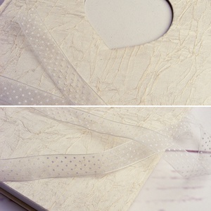 Fehér esküvői könyv, vendégkönyv, emlékkönyv. Krémfehér gyűrt selyem borító, szív alakú kivágás, fehér organza szalag - esküvő - emlék & ajándék - vendégkönyv - Meska.hu