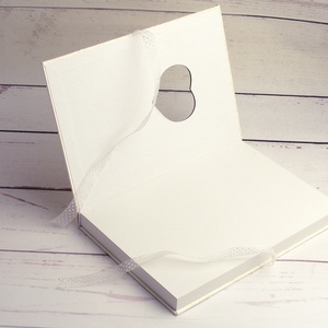 Fehér esküvői könyv, vendégkönyv, emlékkönyv. Krémfehér gyűrt selyem borító, szív alakú kivágás, fehér organza szalag - esküvő - emlék & ajándék - vendégkönyv - Meska.hu