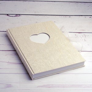 Fehér esküvői könyv, vendégkönyv, emlékkönyv. Krémfehér gyűrt selyem borító, szív alakú kivágás, fehér organza szalag - esküvő - emlék & ajándék - vendégkönyv - Meska.hu