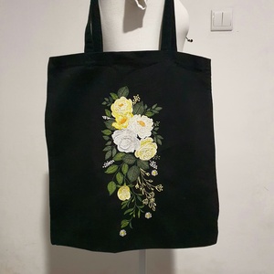 Rózsás hímzett vászontáska , Táska & Tok, Bevásárlás & Shopper táska, Shopper, textiltáska, szatyor, Hímzés, Varrás, MESKA