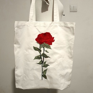 Vörös rózsás hímzett vászontáska , Táska & Tok, Bevásárlás & Shopper táska, Shopper, textiltáska, szatyor, Hímzés, Varrás, MESKA