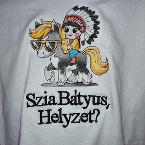 Szia Bátyus hímzett póló - ruha & divat - női ruha - póló, felső - Meska.hu