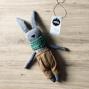 Fiú nyuszi kantáros nadrágban, sállal (37cm) - barna len - játék & sport - plüssállat & játékfigura - nyuszi - Meska.hu