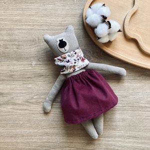 Medvina kifordítható sállal, bordó kord szoknyában, 28cm, Játék & Sport, Plüssállat & Játékfigura, Maci, Varrás, MESKA