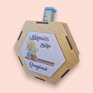 Vicces névreszóló ajándék persely, normális piára, Otthon & Életmód, Dekoráció, Asztal és polc dekoráció, Persely, Decoupage, transzfer és szalvétatechnika, Famegmunkálás, MESKA