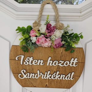 Virágos névre szóló ajtó kopogtató , Otthon & Életmód, Dekoráció, Ajtó- és ablak dekoráció, Ajtódísz & Kopogtató, Famegmunkálás, Virágkötés, MESKA