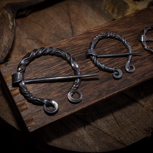 Kovácsolt Acél Ruhatű, Fibula - ékszer - kitűző és bross - Meska.hu
