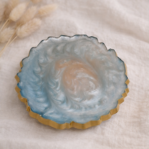 Kézműves epoxigyanta ékszertartó tál � bézs-kék színátmenet arany peremmel, Ékszer, Ékszertartó, Ékszertartó tál, Mindenmás, MESKA