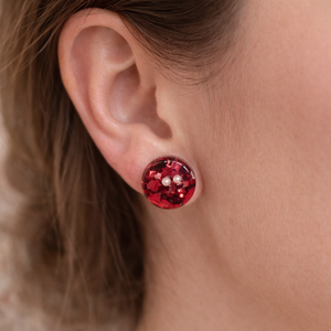 Piros epoxigyanta fülbevaló gyöngyökkel � csillogó kézműves ékszer - ékszer - fülbevaló - pötty fülbevaló - Meska.hu