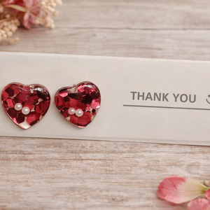 Szív alakú epoxigyanta fülbevaló � piros csillogó gyöngyös kézműves ékszer - ékszer - fülbevaló - pötty fülbevaló - Meska.hu