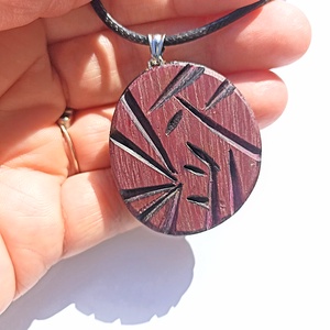 Pajzs amulett - amarántfa medálos nyaklánc epoxi betéttel - ékszer - nyaklánc - medálos nyaklánc - Meska.hu