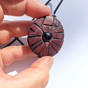 Pajzs amulett - amarántfa medálos nyaklánc epoxi betéttel - ékszer - nyaklánc - medálos nyaklánc - Meska.hu