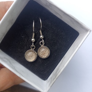 Bézs színű akasztós epoxi fülbevaló - ékszer - fülbevaló - lógós kerek fülbevaló - Meska.hu