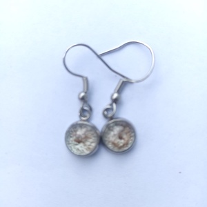 Bézs színű akasztós epoxi fülbevaló - ékszer - fülbevaló - lógós kerek fülbevaló - Meska.hu