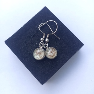 Bézs színű akasztós epoxi fülbevaló - ékszer - fülbevaló - lógós kerek fülbevaló - Meska.hu