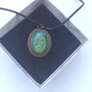 Kékeszöld epoxi medálos nyaklánc antikolt bronz alapon, Ékszer, Nyaklánc, Medálos nyaklánc, Ékszerkészítés, MESKA
