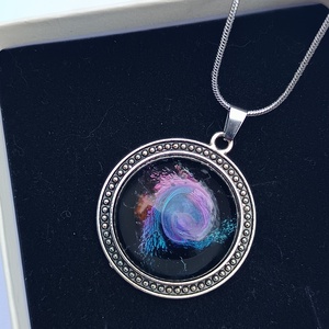 Kozmosz epoxi medálos nyaklánc fém foglalattal - Meska.hu