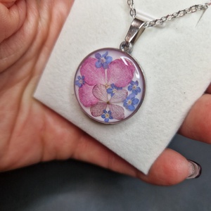 Nemesacél nyaklánc pink virágokkal +ajándék jesmonite szív tál - Meska.hu