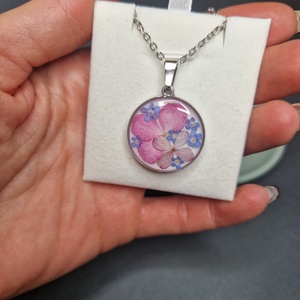 Nemesacél nyaklánc pink virágokkal +ajándék jesmonite szív tál - ékszer - nyaklánc - medálos nyaklánc - Meska.hu