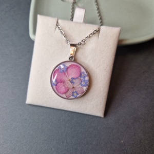 Nemesacél nyaklánc pink virágokkal +ajándék jesmonite szív tál - ékszer - nyaklánc - medálos nyaklánc - Meska.hu