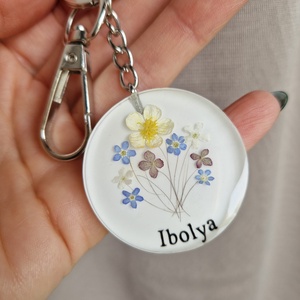 Hajtincses emlékőrző kulcstartó virágos névvel   - Meska.hu