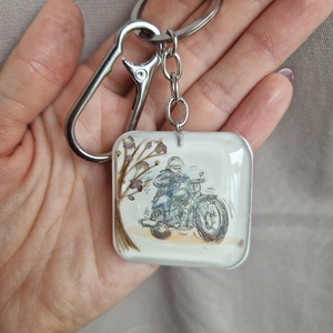 Hajtincses emlékőrző motoros kulcstartó személyreszabható, Ékszer, Ékszerszett, Ékszerkészítés, Ez a termék többféle motoros mintával készülhet üzenetben pontosítjuk a részleteket.
Kérhetsz rá mo..., MESKA