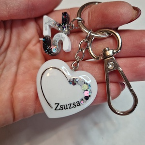 Emlékőrző kulcstartó betű charmmal - ékszer - ékszerszett - Meska.hu