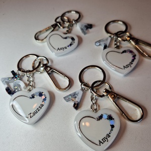 Emlékőrző kulcstartó betű charmmal - ékszer - ékszerszett - Meska.hu