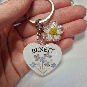 Hajtincses emlékőrző kulcstartó virágos névvel   - ékszer - ékszerszett - Meska.hu