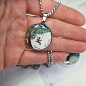 Hajtincses emlékőrző nemesacél férfi nyaklánc, fa hintázó gyerekkel - baba - mama - babaemlékek - baba emlékőrző - Meska.hu