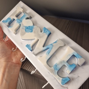 Home fa és epoxy fali kulcstartó, Otthon & Életmód, Dekoráció, Fali és függő dekoráció, Fali kulcstartó, Mindenmás, Fa alapra öntött márványos home felirattal készült ez a fali kulcstartó fehér ezüst kék vanilia szí..., MESKA