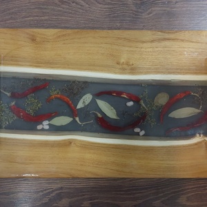 Akácfa tálaló - fűszerek betéttel átlátszó gyantában - otthon & életmód - konyhafelszerelés, tálalás - sütés, főzés - vágódeszka - Meska.hu