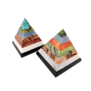 Multicolor piramis 5,5-6cm PERU DB, Kellékek & szerszámok, Ásvány alapanyag, Shungit piramis, , MESKA