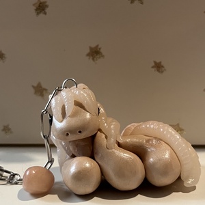 Ásvány kollekció - Holdkő lovacska - táska & tok - kulcstartó & táskadísz - kulcstartó - Meska.hu