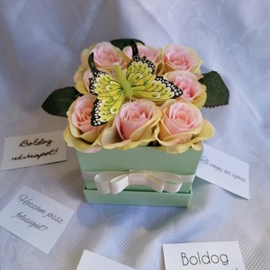 Lepkés rózsadoboz virágbox selyemrózsa pillangóval névnap születésnap anyák napja nőnap ballagás - Meska.hu