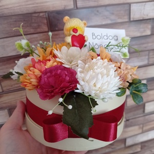 Vegyes selyemvirág doboz macival anyák napjára ballagásra virágbox dekoráció  - otthon & lakás - dekoráció - virágdísz és tartó - virágbox, virágdoboz - Meska.hu
