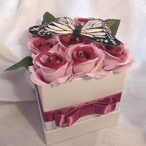 Lepkés rózsadoboz (mályva) virágbox selyemrózsa pillangóval névnap születésnap anyák napja nőnap ballagás, Otthon & Lakás, Dekoráció, Virágdísz és tartó, Virágbox, virágdoboz, Virágkötés, MESKA