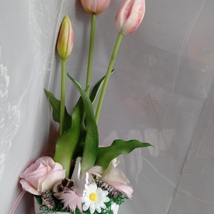 Húsvéti tulipános asztaldísz nyuszival tavaszi dekoráció, Otthon & Lakás, Dekoráció, Asztal és polc dekoráció, Asztaldísz, Virágkötés, MESKA