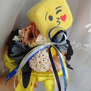 Ballagási csokor plüss Emoji figurával - otthon & életmód - dekoráció - virágdísz és tartó - csokor & virágdísz - Meska.hu