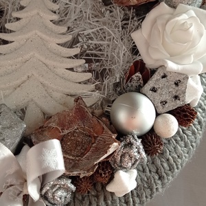 Fenyős adventi ajtódísz kopogtató dekoráció pompommal- szürke/ezüst/fehér led fénnyel - karácsony - adventi díszek - adventi ajtódísz - Meska.hu