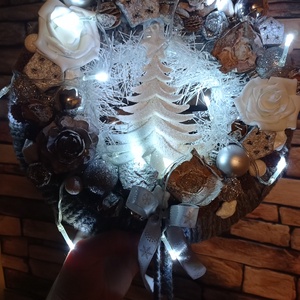 Fenyős adventi ajtódísz kopogtató dekoráció pompommal- szürke/ezüst/fehér led fénnyel - karácsony - adventi díszek - adventi ajtódísz - Meska.hu