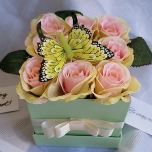 Lepkés rózsadoboz virágbox selyemrózsa pillangóval névnap születésnap anyák napja nőnap ballagás, Otthon & Életmód, Dekoráció, Virágdísz és tartó, Virágbox, virágdoboz, Virágkötés, MESKA