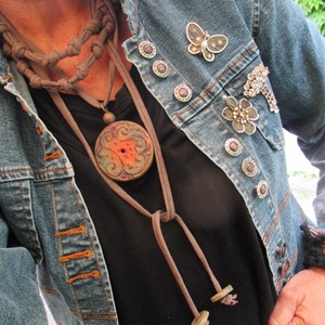 Zöld és narancs medálos nyaklánc - Meska.hu