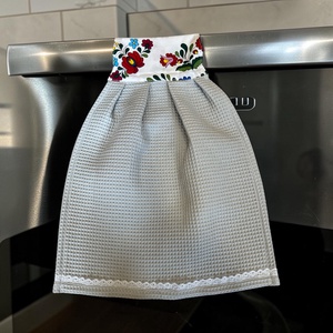 Kalocsai mintás, akasztható darázsanyag konyharuha (2026), Otthon & Életmód, Konyhafelszerelés, tálalás, Konyhai textil, Konyharuha & Törlőkendő, Varrás, Vidd be a magyar népi kultúra melegségét a konyhádba ezzel a különleges, Kalocsa-stílusú mintával d..., MESKA