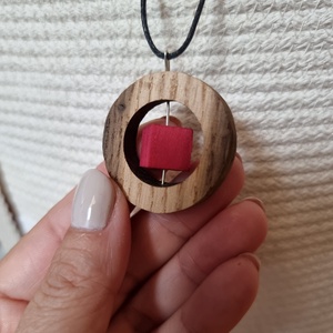Kerek fa nyaklánc piros forgó kockával  - ékszer - nyaklánc - medálos nyaklánc - Meska.hu