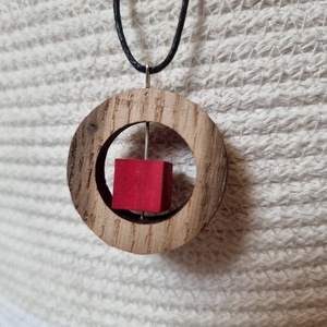 Kerek fa nyaklánc piros forgó kockával , Ékszer, Nyaklánc, Medálos nyaklánc, Ékszerkészítés, Famegmunkálás, MESKA